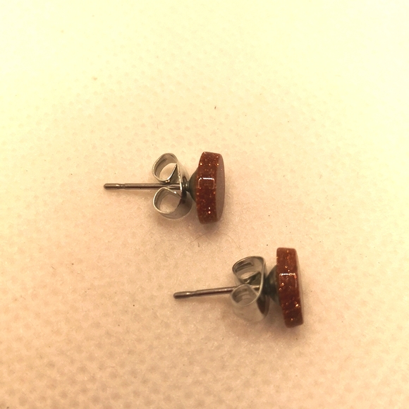 Small oval sun stone studs - Picture 2 of 3